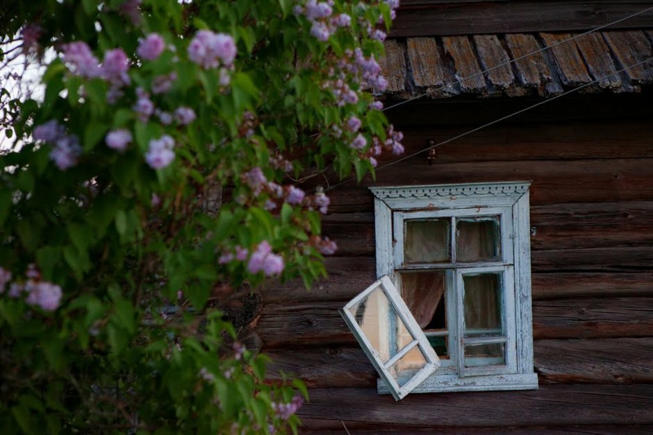 Окно деревенского дома