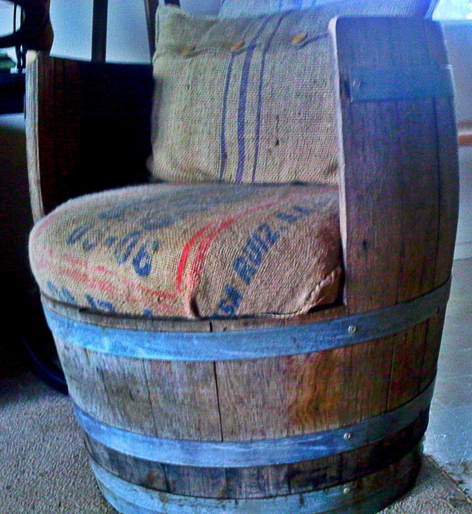 Кресло из деревянных бочек