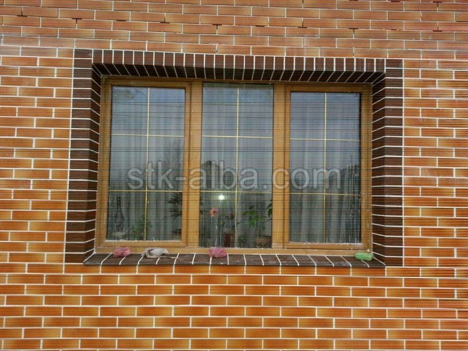 Обрамление окон на фасаде кирпичом