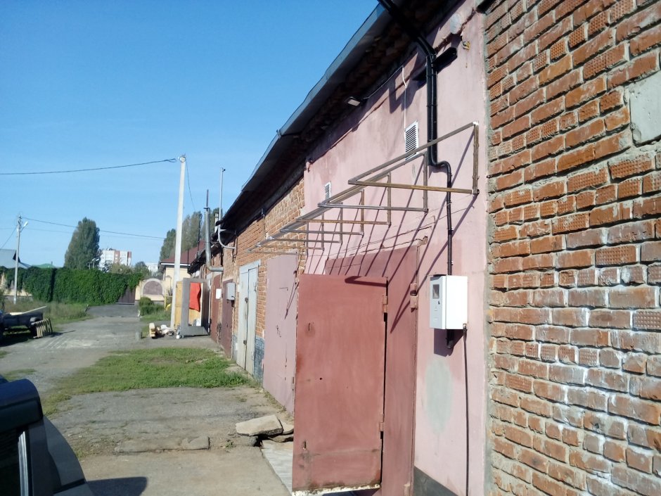 Навес над гаражными воротами елочкой