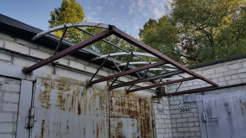 Козырек над гаражом