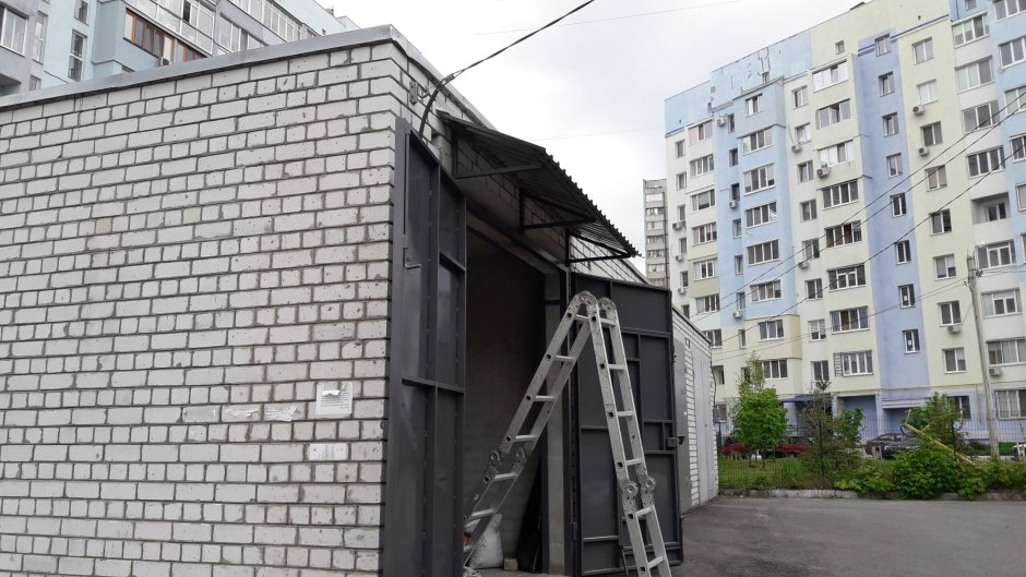 Кронштейн для козырька над гаражом