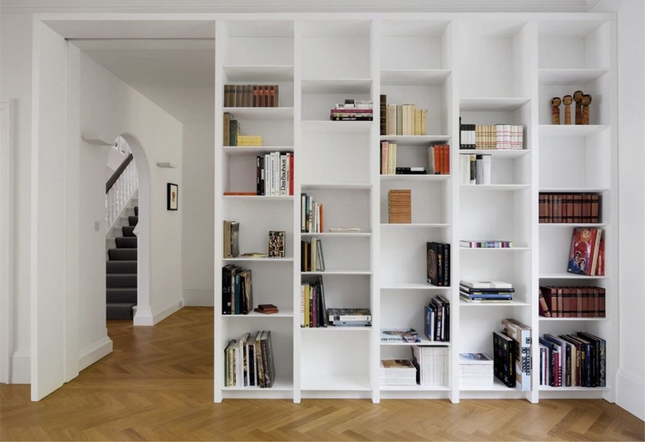 Белые книжные стеллажи в интерьере