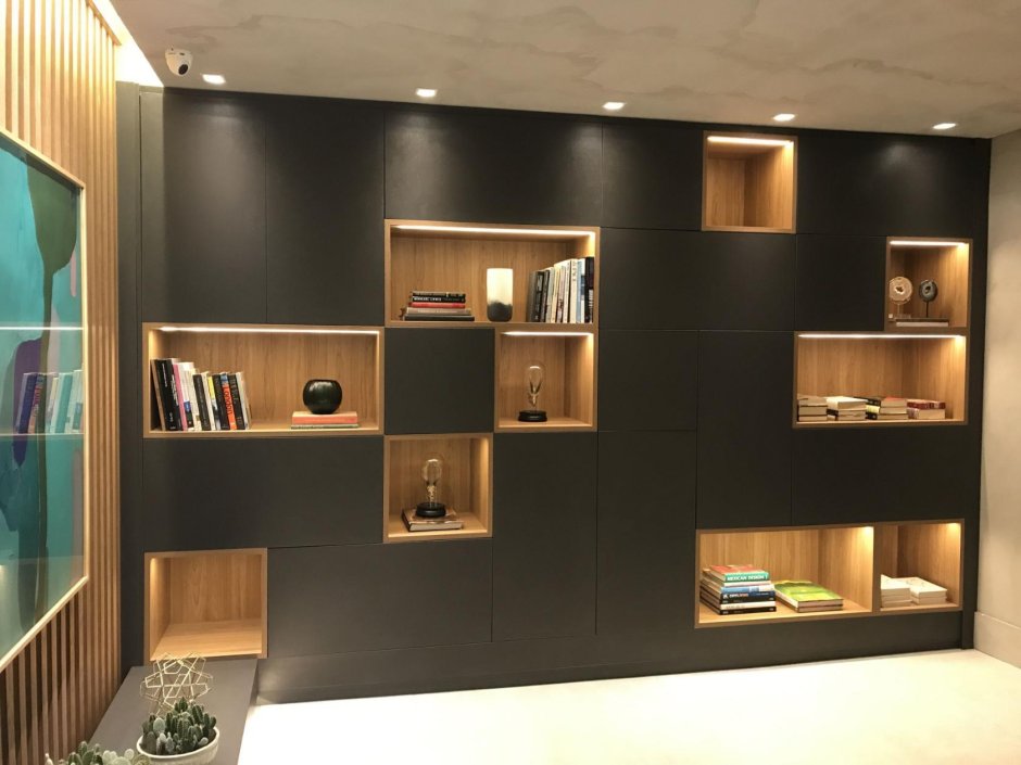 Встроенный книжный стеллаж с подсветкой