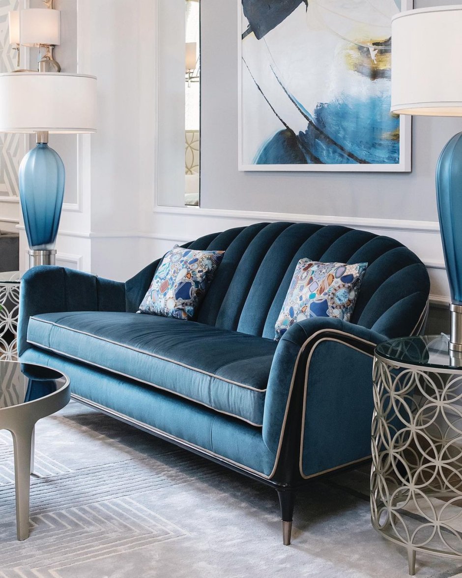 Синий диван с контрастными подушками