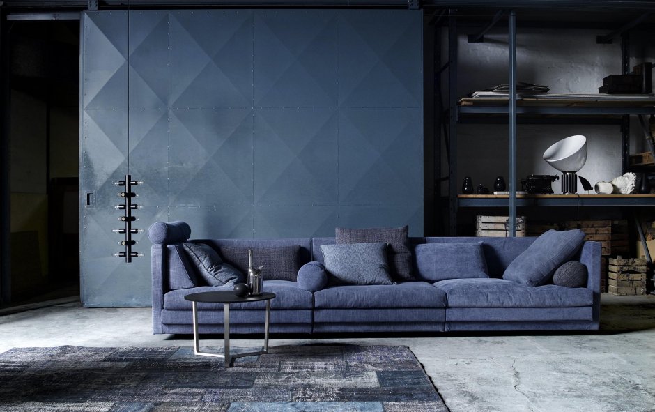 Темно синий диван в лофт стиле