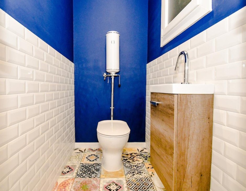Белая и голубая плитка в туалете