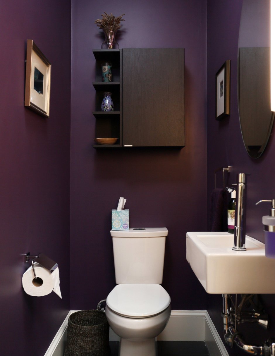 Фиолетовый интерьер туалета