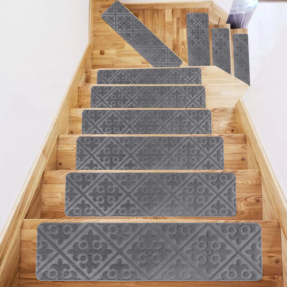 Противоскользящие коврики на ступени лестницы в доме
