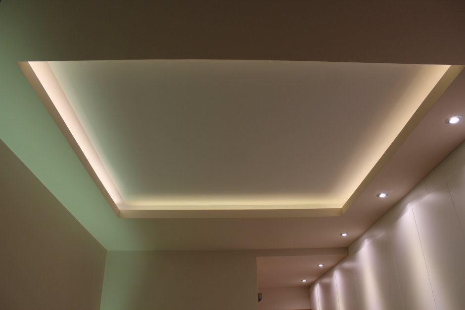 Потолок из гипсокартона с подсветкой серый