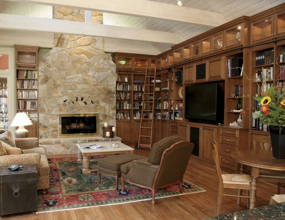 Камин и библиотека в гостиной деревянное