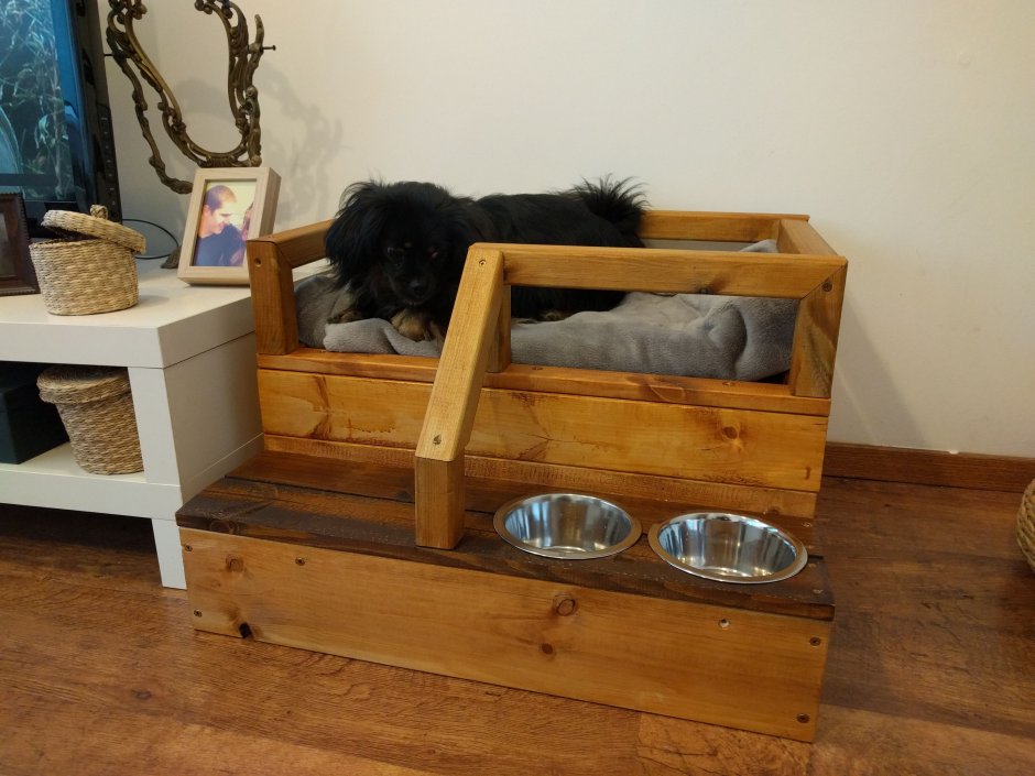 Кровать для собаки из дерева