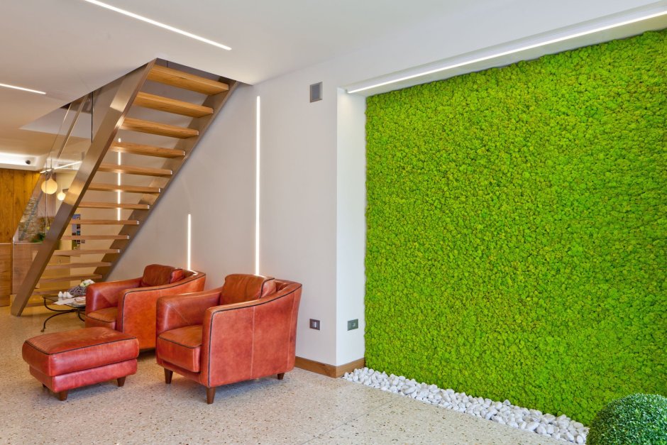 Искусственный газон на стене в интерьере