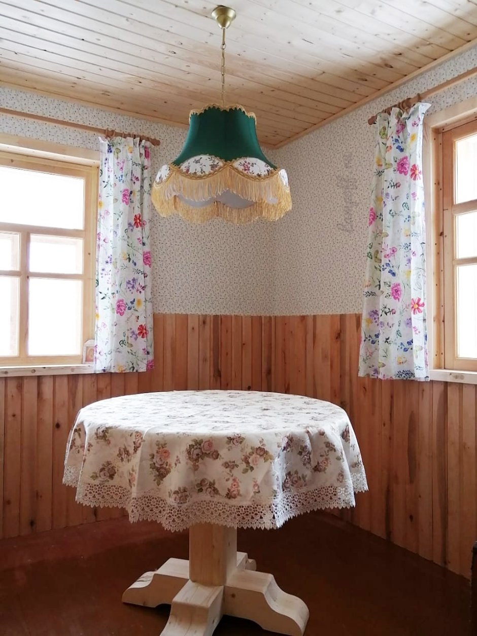Большой абажур над столом