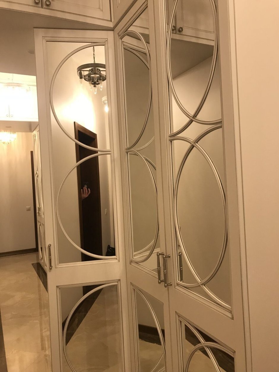 Зеркальные створки шкафов в прихожей