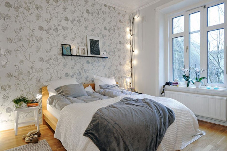 Спальня в скандинавском стиле с цветочными обоями