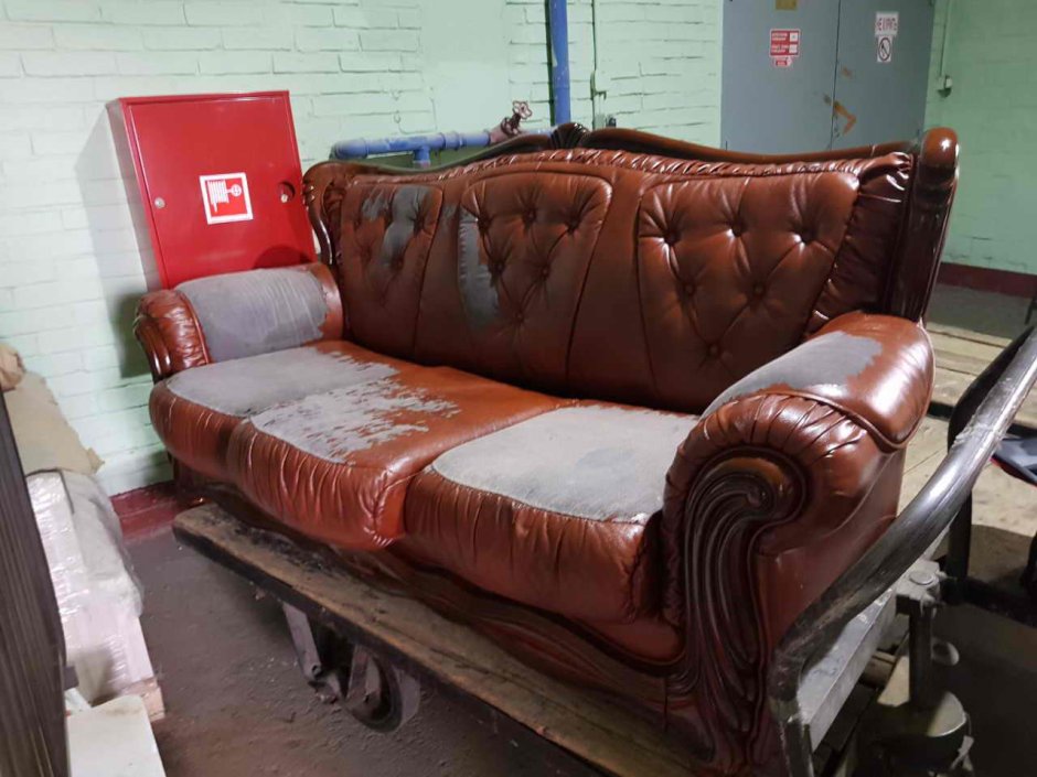 Перетянутый кожаный диван