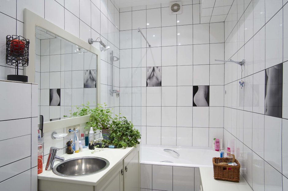 Ванная комната с белой плиткой и черной затиркой