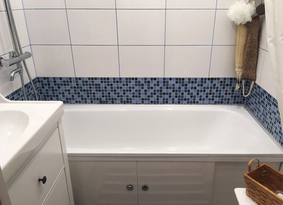 Белая плитка с синей затиркой в ванную