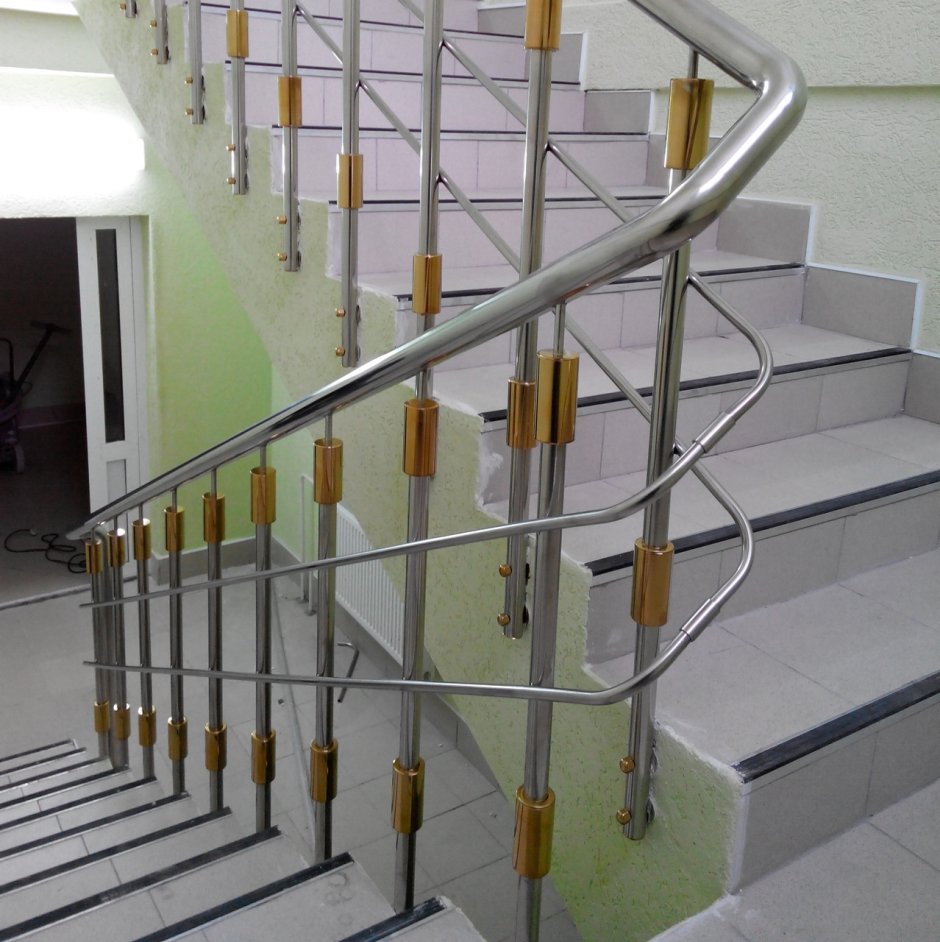 Металлическое ограждение лестницы снизу вверх