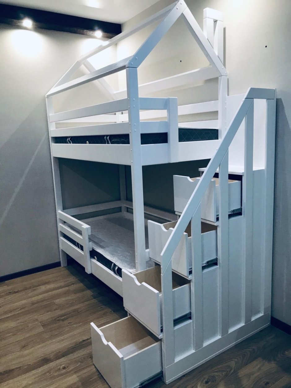 Кровать домик с лестницей комодом