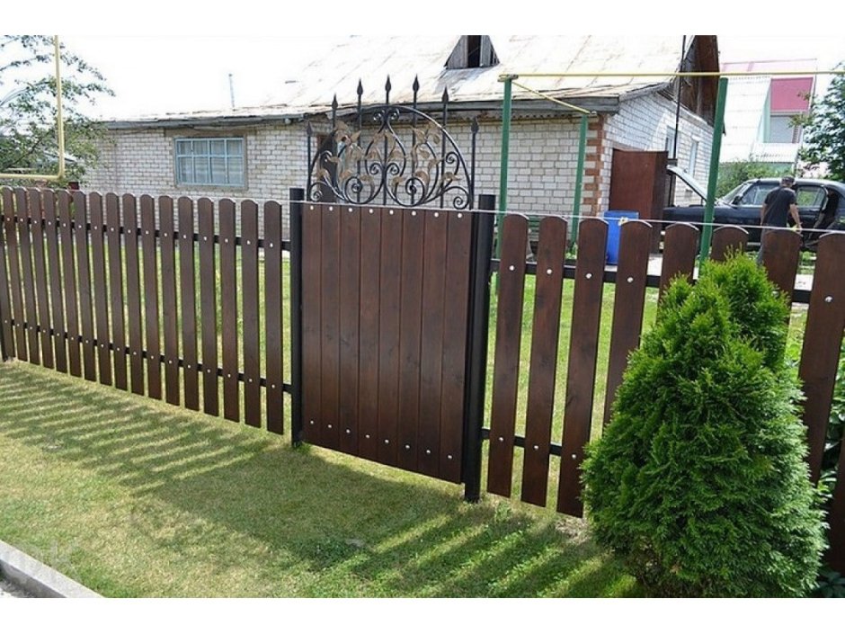 Деревянный забор перед домом
