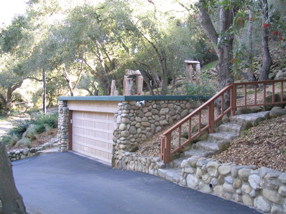 Погреб на участке с уклоном