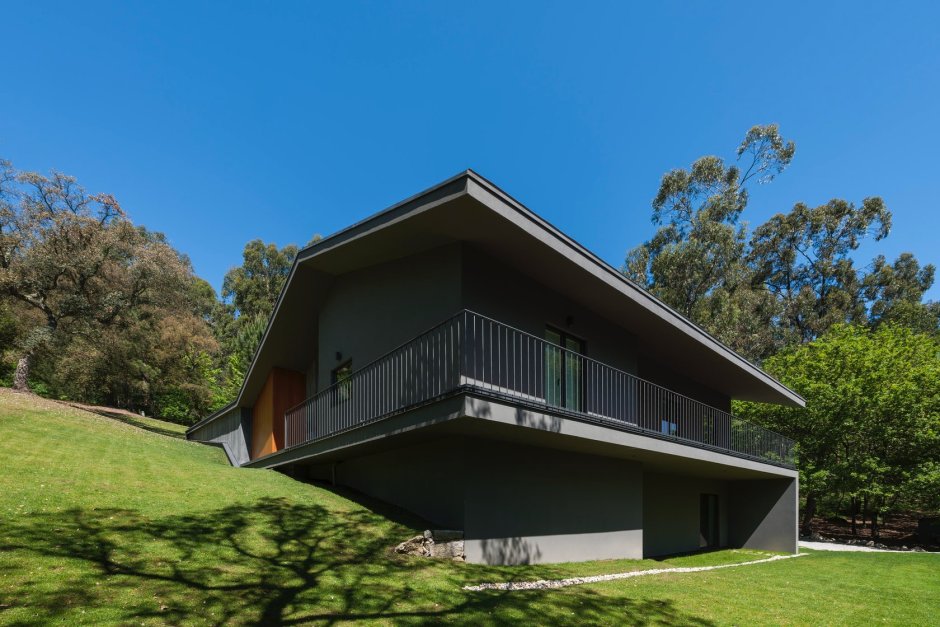 Домик на уклоне