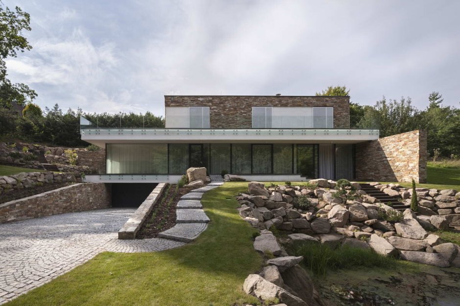 Минималистский дом на склоне Канада