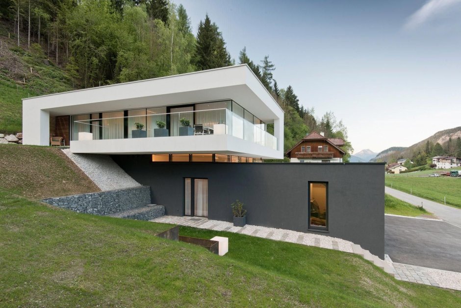 Дом с плоской крышей на склоне