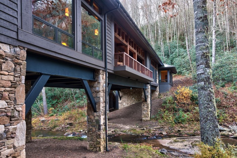 Дом на высоких сваях на склоне