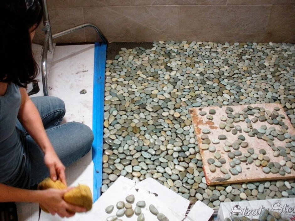 Камни в ванной на полу