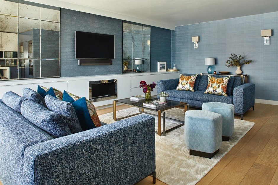 Синий диван в интерьере кухни гостиной