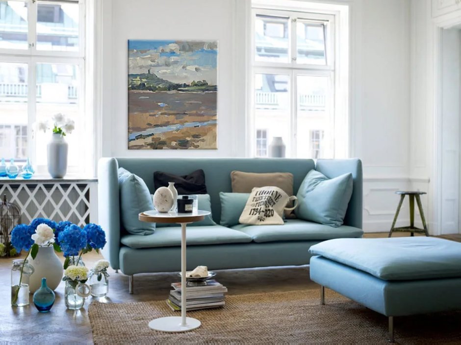 Голубой диван в гостиной