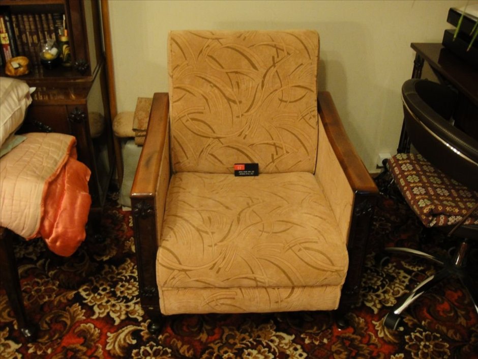 Старое кресло в кресло-кровать