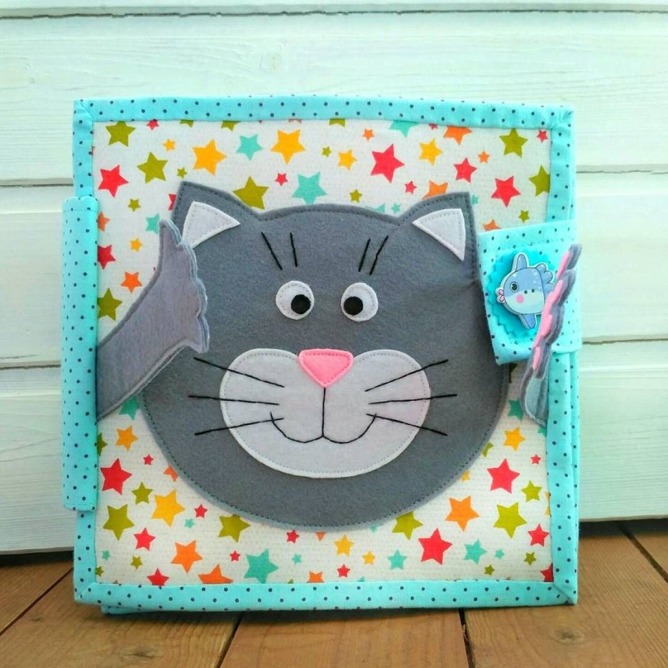 Кот в книжке из фетра