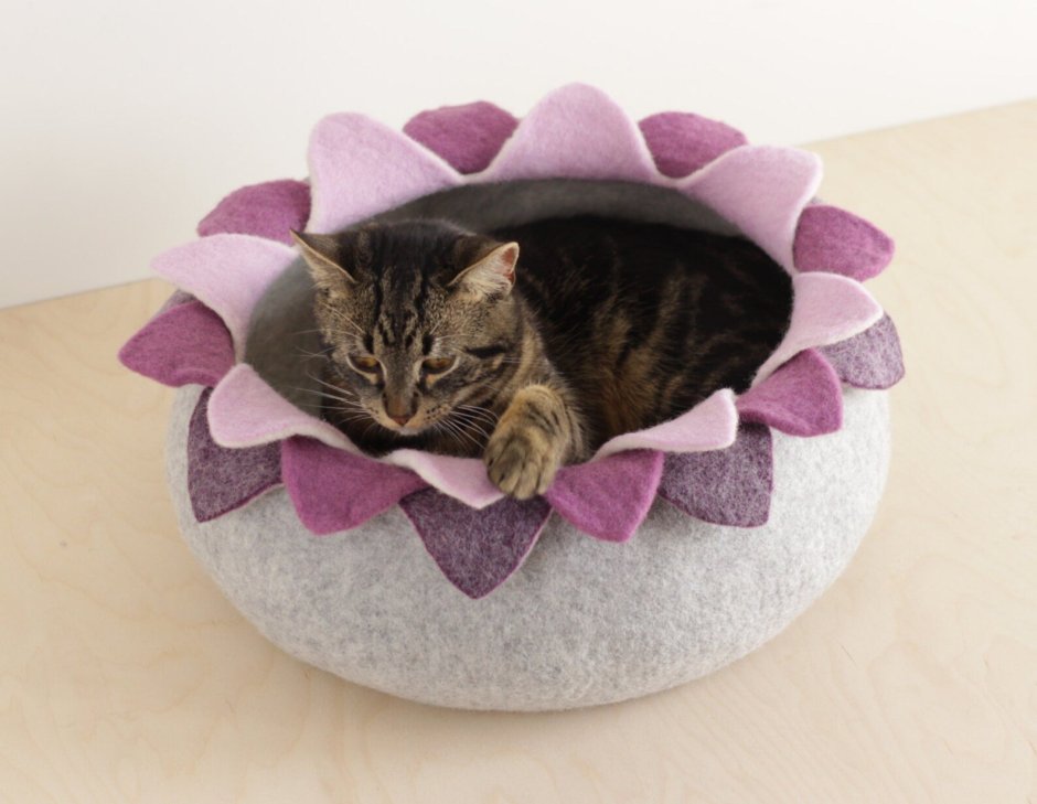 Шерстяная лежанка для кота