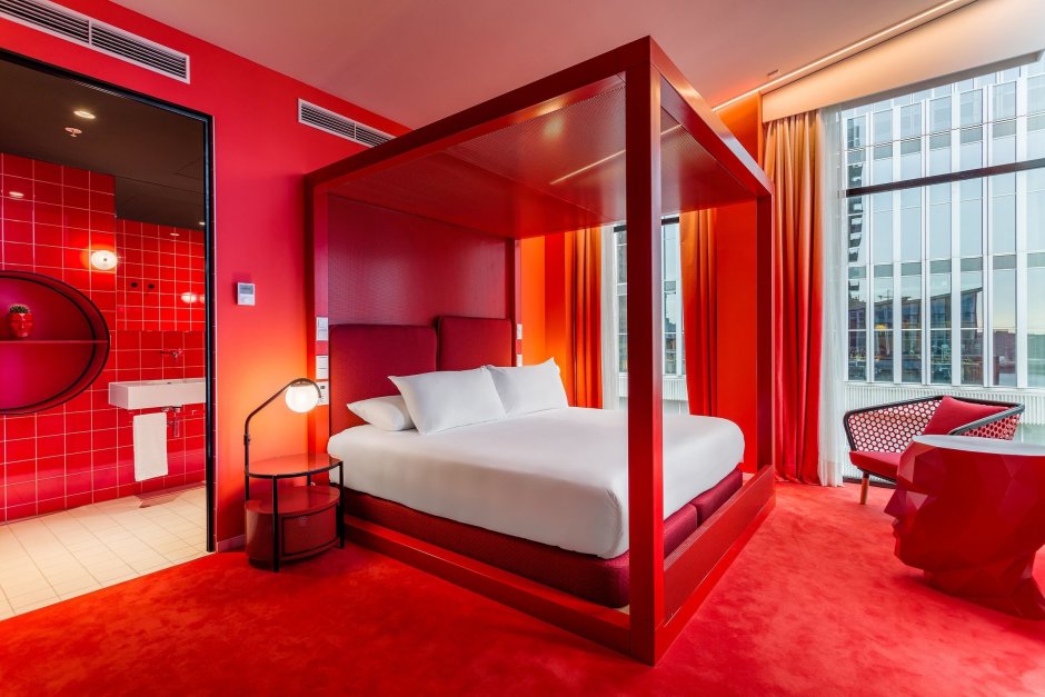 Отель с красной комнатой