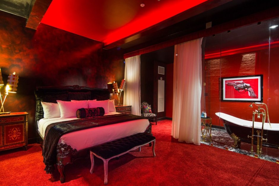 Роскошная спальня в красных тонах