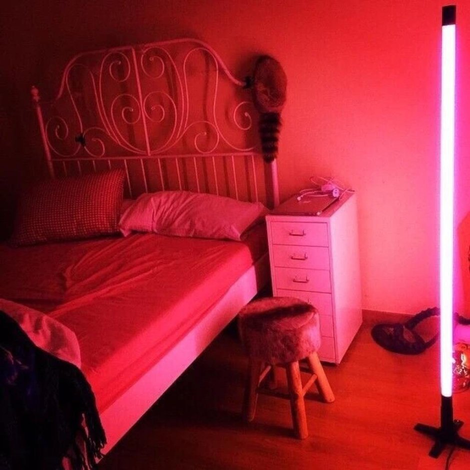 Красный свет в комнате