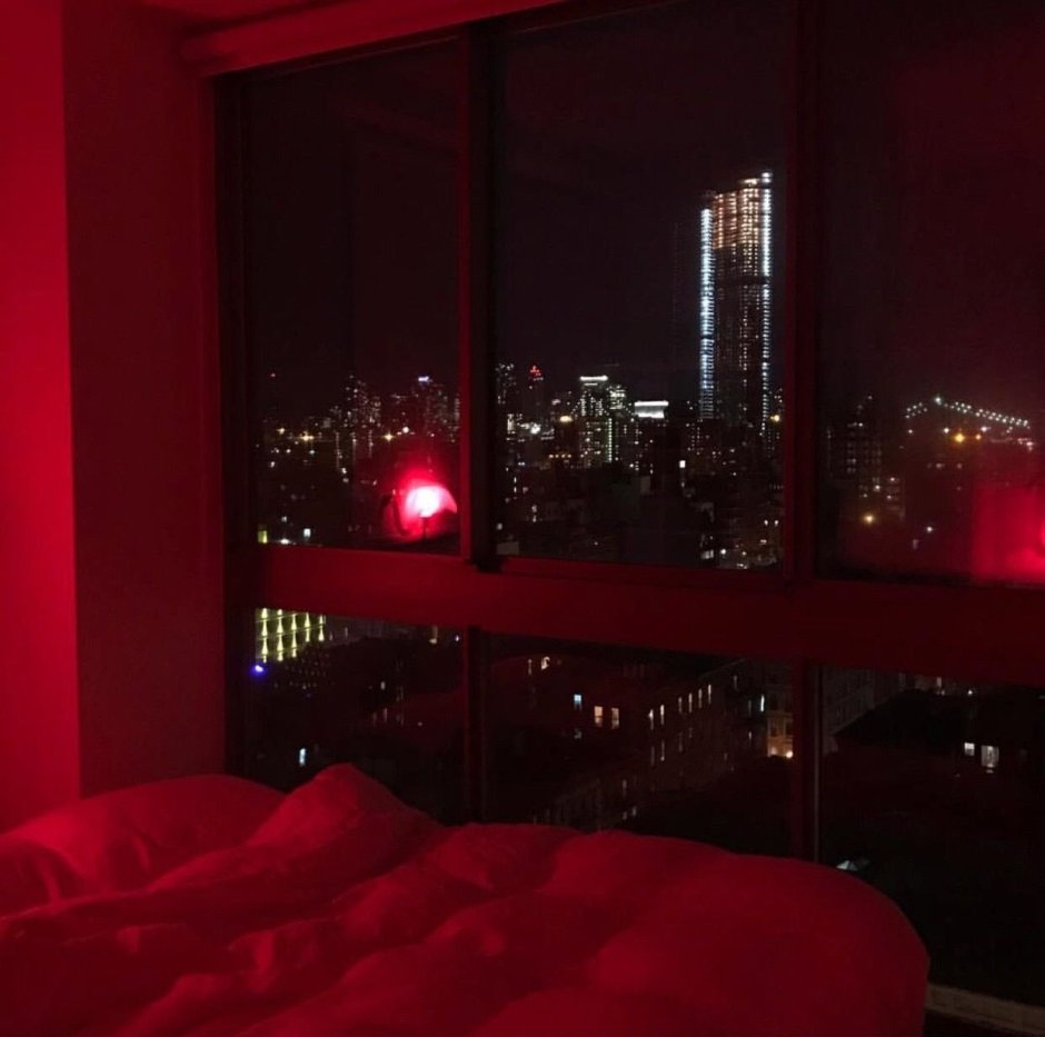 Уютная комната с красной подсветкой