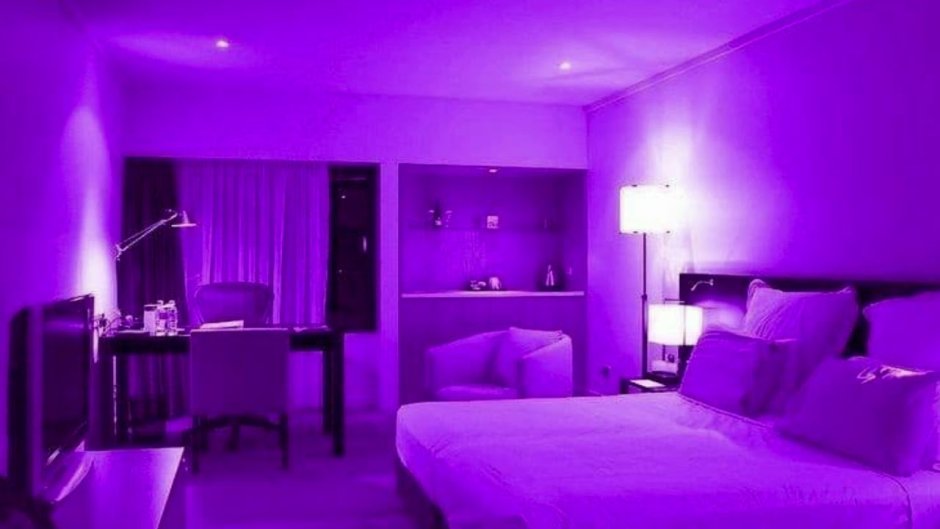 Комната в фиолетовом стиле с подсветкой