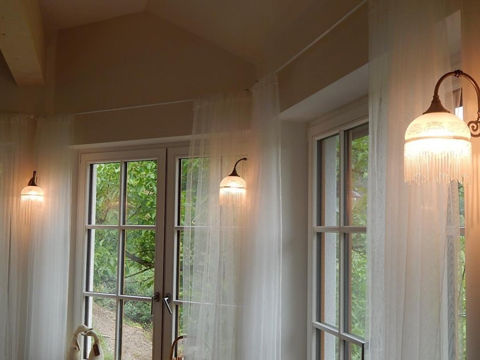 Светильники в проеме окна