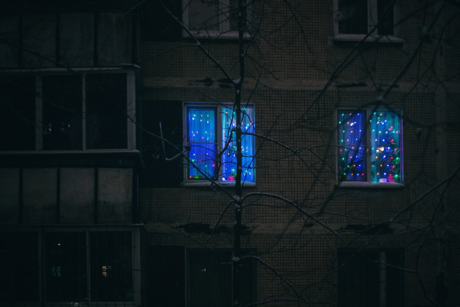 Окно с гирляндой с улицы