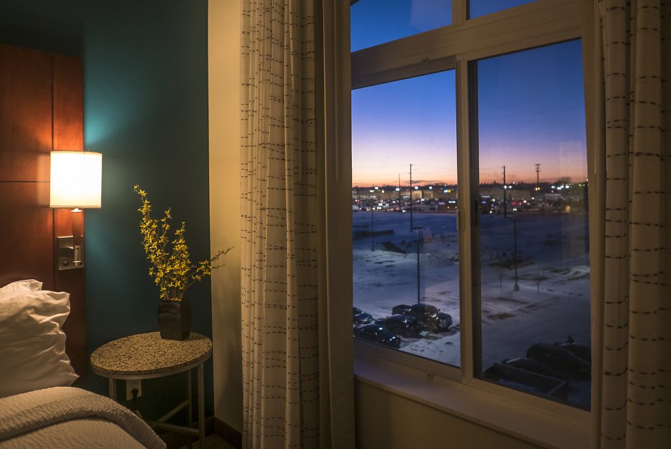 Вечерние окна домов