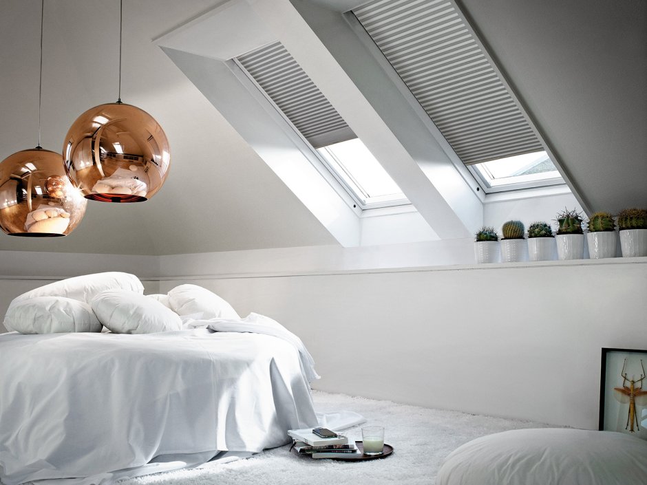 Люстра на мансардном потолке