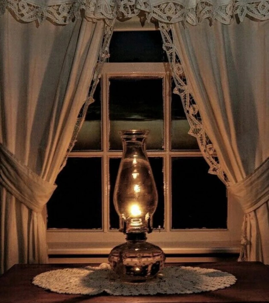 Лампа в окне