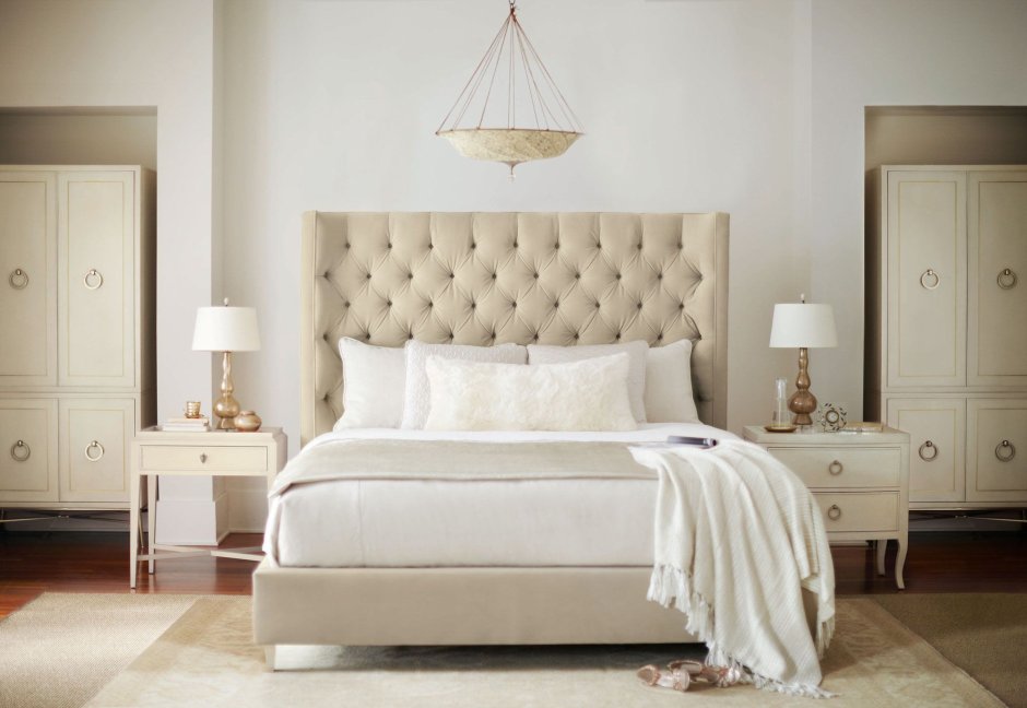 Кровать в классическом стиле с мягким изголовьем