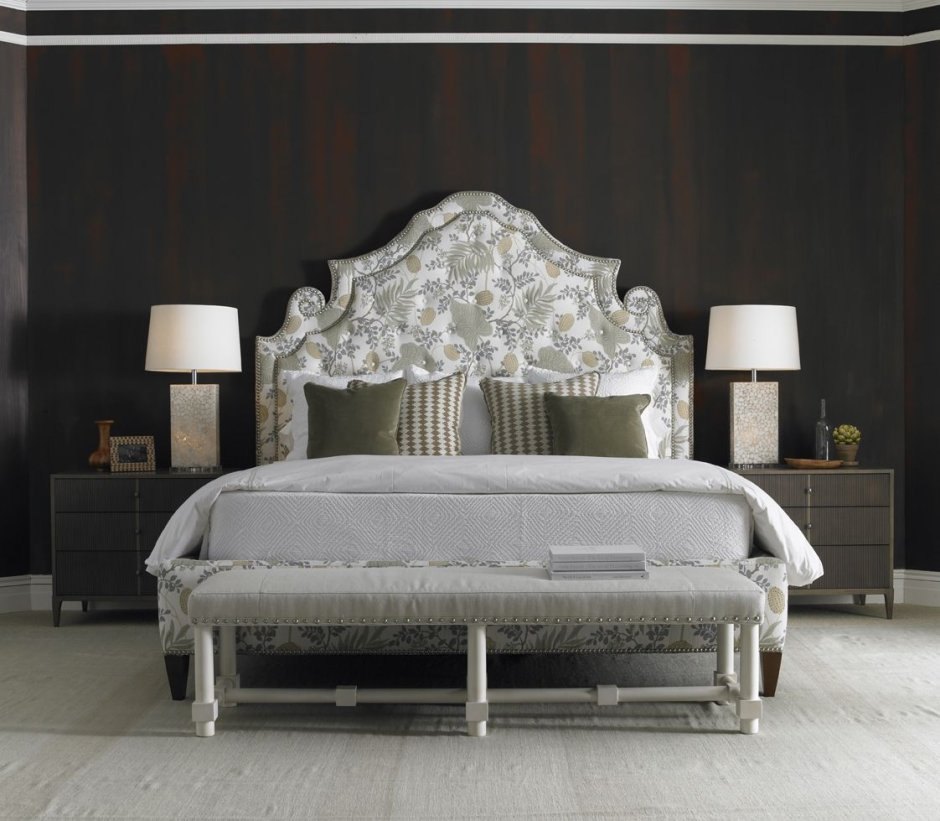 Кровать с высокой фигурной спинкой