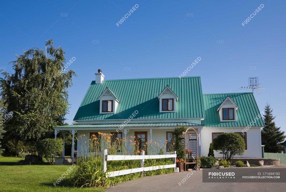 Фасад с бирюзовой крышей